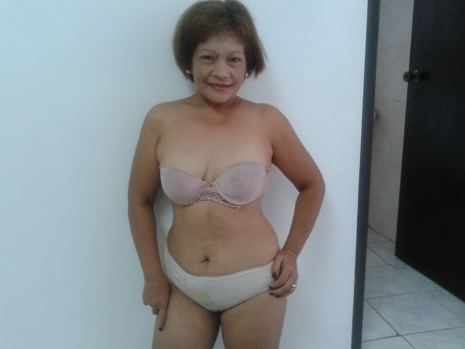 Длинноволосая толстая женщина показала свои сочные тити перед камерой